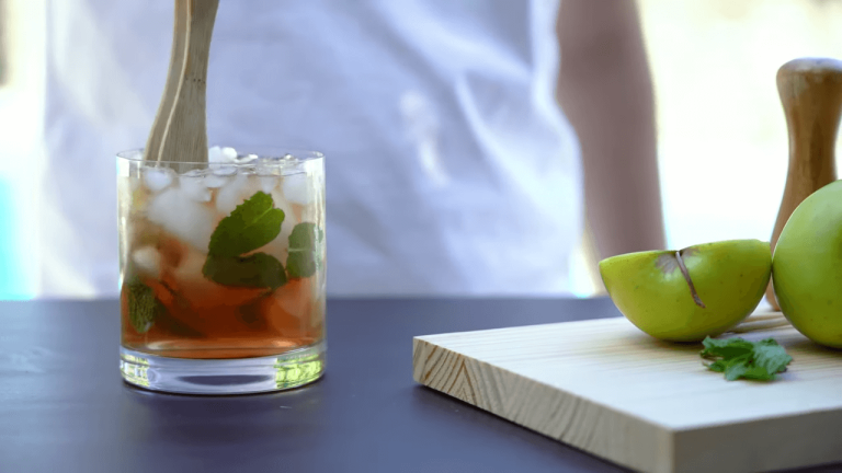 Aprenda a preparar um Cocktail Apple & Port Rosé