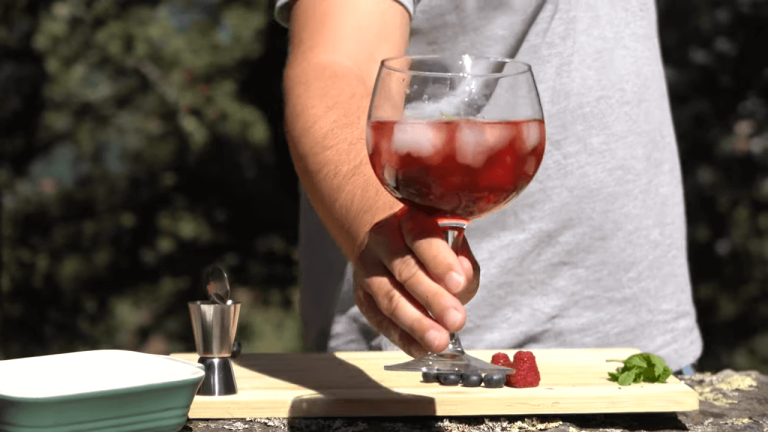 Cocktail com Vinho do Porto Rosé e frutos silvestres
